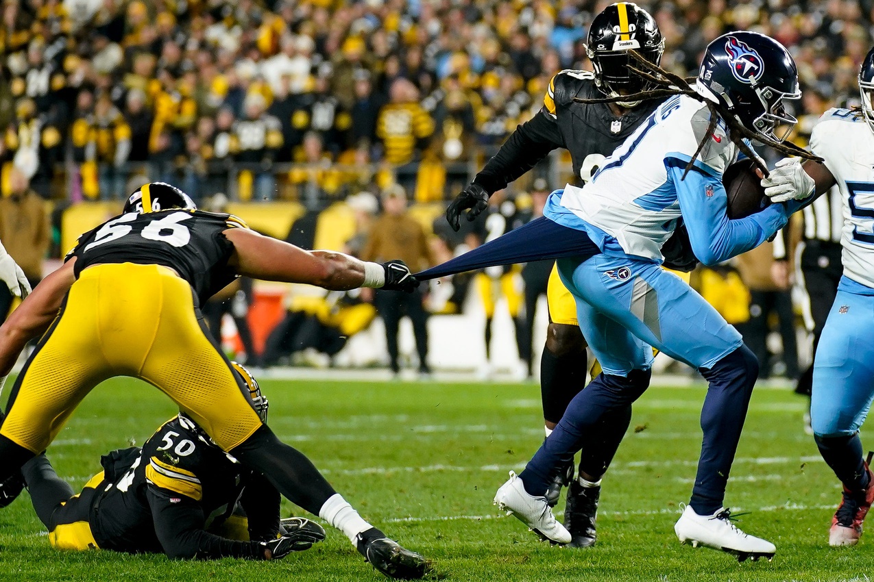Pittsburgh Steelers linebacker Alex Highsmith (56) grabs Tennessee Titans wide receiver DeAndre Hopkins (10) during the first quarter.